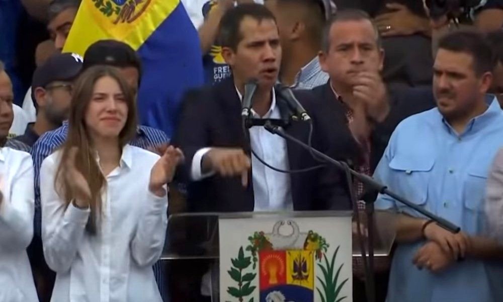 Guaidó regresa triunfante a Venezuela.