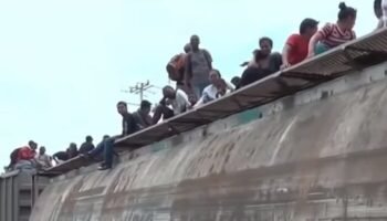 Cientos de migrantes en el sur de México abordan ‘La Bestia’ rumbo al norte